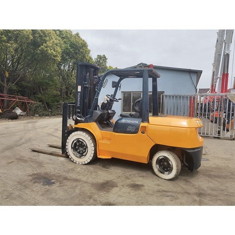 Toyota 7f50 da 5000 kg con tre alberi e 6000 mm di altezza di sollevamento a Shanghai