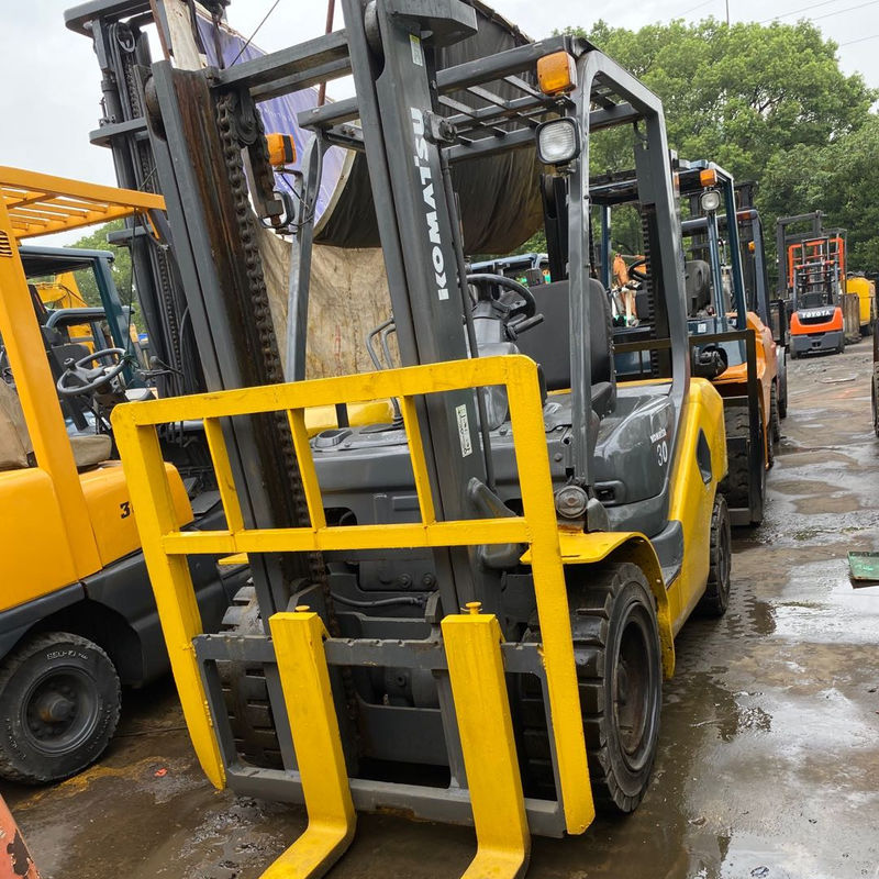Metti in movimento il tuo negozio alimentare con il carrello elevatore diesel Komatsu FD30 usato da 3 tonnellate FD25 FD40 FD50