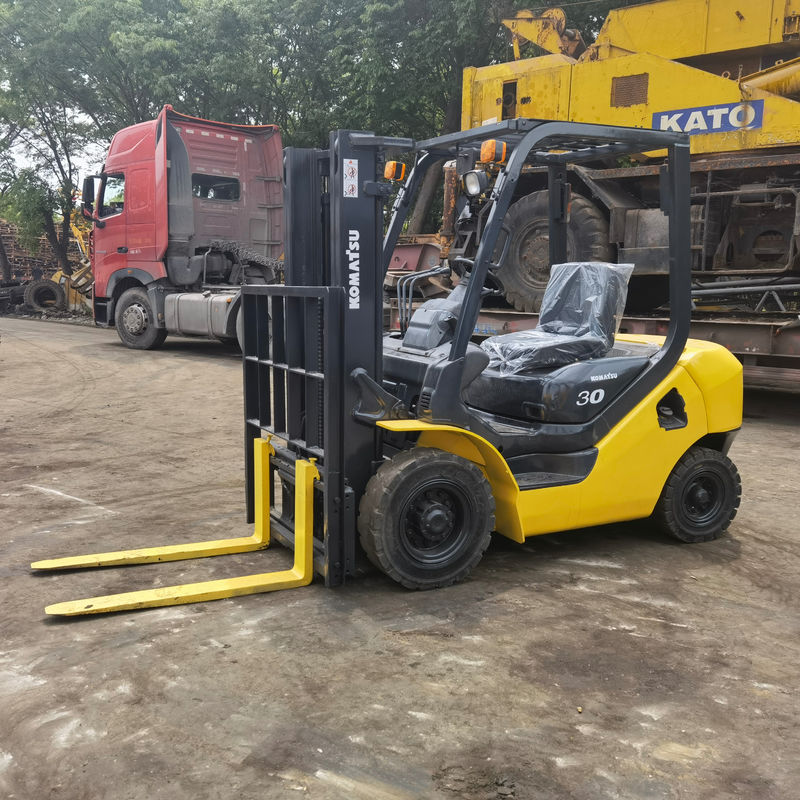 Fonte di alimentazione manuale 3 tonnellate Komatsu FD30 carrello elevatore per operazioni fluide in magazzino