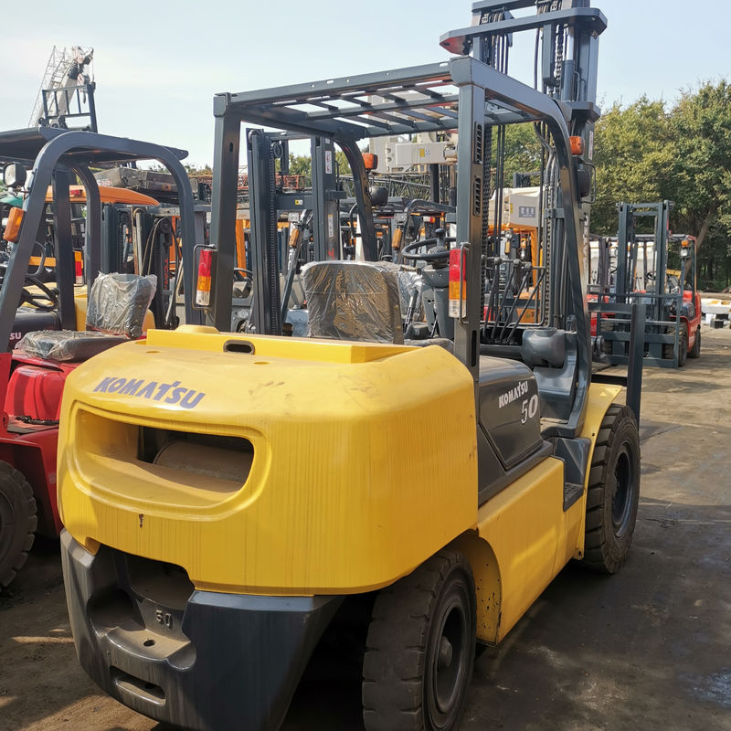 Le macchine per carrelli elevatori Komatsu da 2,5 tonnellate a 3,5 tonnellate in buone condizioni.