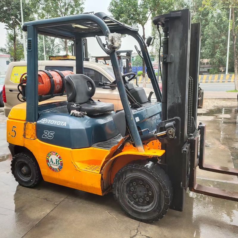 Larghezza di forcella di routine Toyota Diesel forklift 4 tonnellate con altezza di sollevamento di 6 m e motore giapponese
