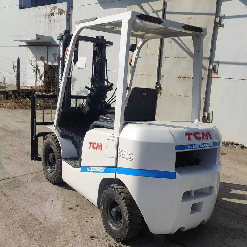 Potente carrello elevatore TCM diesel da 2,5 tonnellate con altezza di sollevamento di 3 m e cilindro personalizzabile