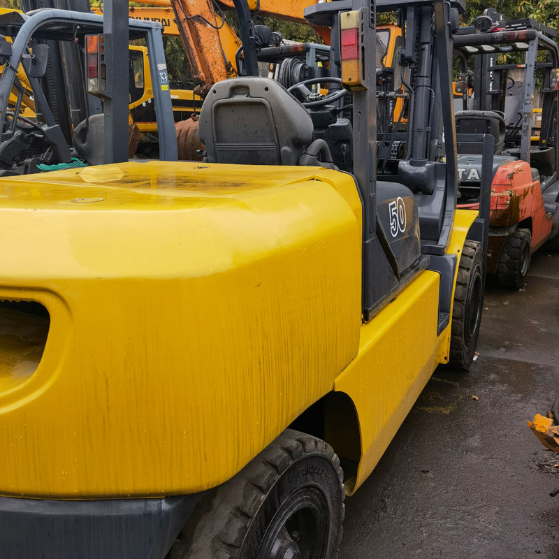 Komatsu 4.5T 3 tappe 4.5m altezza di sollevamento carrello elevatore giapponese originale FD50 diesel utilizzato
