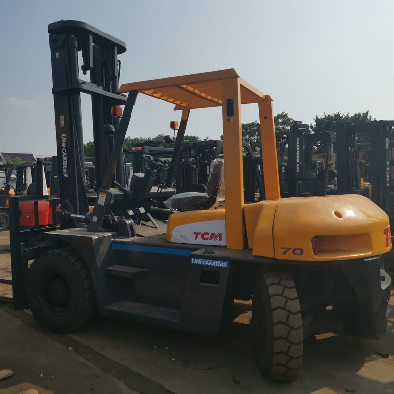 Potente motore diesel TCM FD70 7 tonnellate carrello elevatore a forchetta 80% con mastello a due fasi e cambio laterale