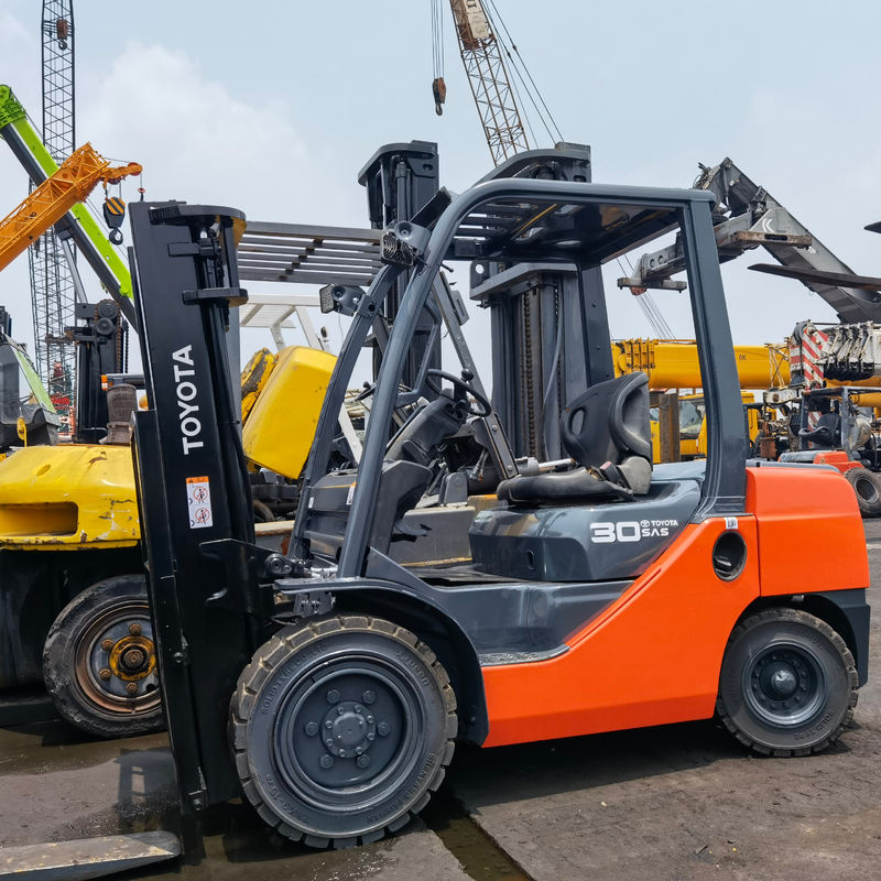 Potente motore a benzina utilizzato Toyota forklift da 3 tonnellate con cambio laterale presso Shanghai Yard