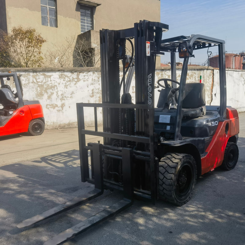 Toyota 3 tonnellate Usato carrello elevatore con 2 mastelli di stadio e 3-4.5m di altezza di sollevamento in ottime condizioni