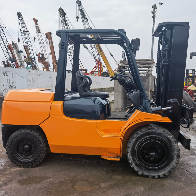Usato Toyota carrello elevatore di benzina gas 2,5 tonnellate 3 tonnellate in Shanghai Yard con larghezza di forcella routine