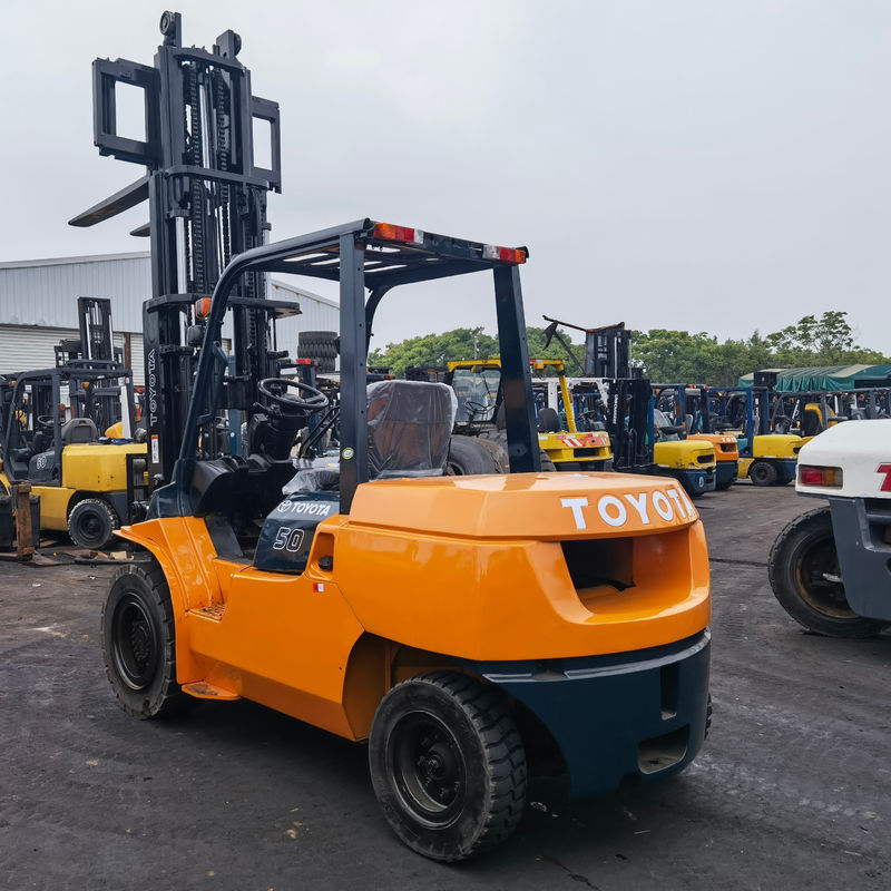 Produrre Toyota 5 tonnellate carrello elevatore usato FD50 7f50 8f30 3 tonnellate carrello elevatore 5 tonnellate diesel carrello elevatore