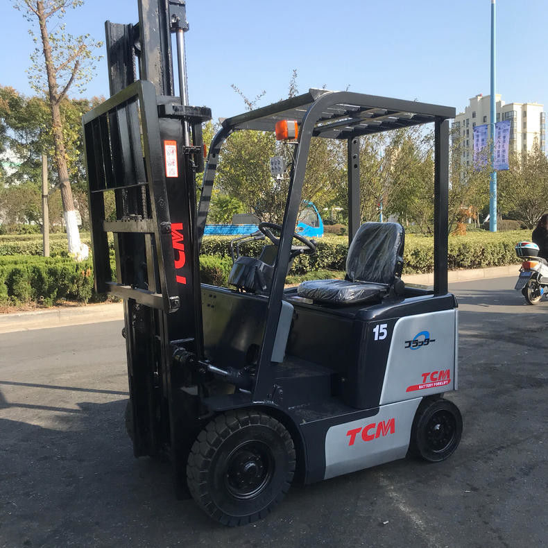 TCM FB15 1,5 tonnellate di carrelli elevatori elettrici a batteria con carrello elevatore Clark a Shanghai