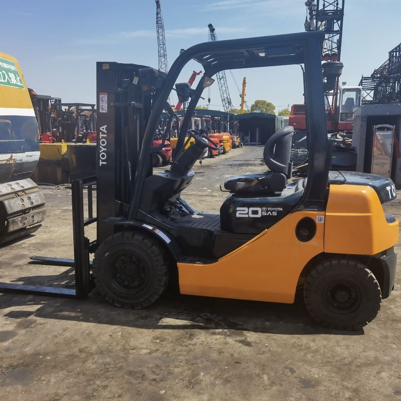 2 tonnellate di carrello elevatore Toyota con 3 tappe di cambio laterale del palo Toyota Sedile 4,5m Altezza di sollevamento