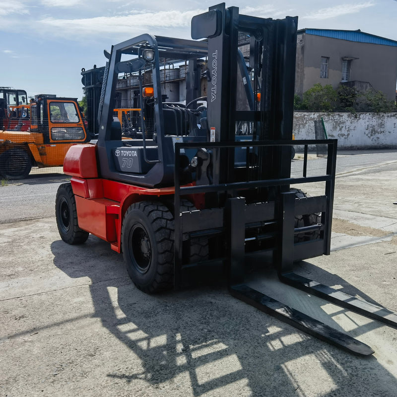 Giappone Isuzu Motore 7 Ton Toyota carrello elevatore con posizionatore di forcella e lunghezza di forcella di routine