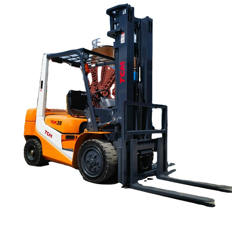 Potente carrello elevatore TCM FD30T6 da 3 tonnellate con tripla forchetta e cambio laterale utilizzato nel cantiere di Shanghai